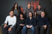 Die Redaktion der «Urner Zeitung» dankt für das im Jahr 2018 geschenkte Vertrauen und wünscht allen «ä güätä Rutsch» sowie «äs güäts Nyyws»; hinten von links: Carmen Epp, Bruno Arnold und Urs Hanhart; vorne, von links: Philipp Zurfluh, Mägi Planzer, Florian Arnold und Markus Zwyssig. (Bild: Boris Bürgisser, Altdorf, 21. Dezember 2018)