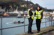 Staatssekretärin Caroline Nokes im Gespräch mit einem Grenzschutzbeamten im Hafen von Dover. (Bild: Victoria Jones/AP (29. Dezember 2018))