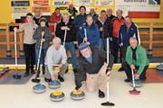 Zusammen mit Schlachtenbummlern genossen die Urner Curling-Sportler den Tag in Engelberg. (Bild: Georg Epp, 27. Dezember 2018)
