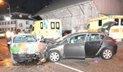 Zwei Autofahrer wurden in Wil bei einem Unfall verletzt und mussten ins Spital.