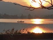 Ruhe und Gelassenheit scheint dieser Fischer vor dem Sonnenuntergang auf dem Ägerisee auszustrahlen. (Bild: Leserbild: Claire Henggeler, Oberägeri)