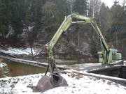 Die Staumauer oberhalb des Glattmühli-Weihers mit Kran für das Geschiebe. Bild: Johannes Rutz
