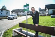Bänkli statt Bus: In Berg setzt die Gemeinde seit Oktober auf Pendeln per Anhalter. (Bild: Ralph Ribi)