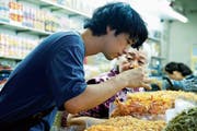 Masato (Takumi Saitoh) auf kulinarischen Reisen. (Bild: Filmcoopi)