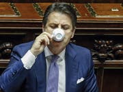Endlich Zeit für einen Caffè. Der italienische Regierungschef Giuseppe Conte kann sich nach gewonnener Budget-Schlacht im Parlament zurücklehnen. (Bild: KEYSTONE/EPA ANSA/FABIO FRUSTACI)