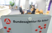 Drei Personen sitzen im Wartebereich der Bundesagentur für Arbeit in Stuttgart. (Bild: Larissa Schwedes/Keystone (3. Januar 2018))