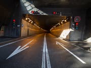 Wegen eines Fahrzeugbrands war der Gotthardtunnel am Montagmorgen gut zwei Stunden in beide Richtungen gesperrt. (Bild: KEYSTONE/TI-PRESS/PABLO GIANINAZZI)