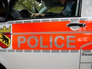 Die Berner Kantonspolizei hat nach einer Verfolgungsjagd in Biel zwei mutmassliche Einbrecher festgenommen. Der 18-jährige Mann und die um zwei Jahre ältere Frau hatten sich auch durch eine Schuss in den Reifen ihres Autos nicht von der Flucht abbringen lassen. (Bild: KEYSTONE/PETER KLAUNZER)