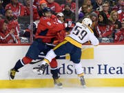 Roman Josi hält im Duell mit Washingtons Schwergewicht Alexander Owetschkin stand (Bild: KEYSTONE/FR67404 AP/NICK WASS)