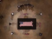 Der Leichnam des ehemaligen US-Präsidenten George H.W. Bush wurde im Kapitol aufgebahrt. Dort können sich die Bürger bis Mittwoch vom 41. Präsidenten der USA verabschieden. (Foto: Morry Gash / EPA POOL) (Bild: KEYSTONE/EPA AP POOL/MORRY GASH / POOL)