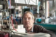 Bernard Tagwerker mit einem seiner beiden Flachbettplotter. (Bild: Hanspeter Schiess (St. Gallen, 28. November 2018))
