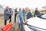 Stadträtin Pascale Fässler versorgt den Renault Zoe mit Strom, beobachtet von Werner Fritschi von der Thurbo AG, Claudia Bossert, der künftigen Thurbo-Geschäftsführerin, und Thomas Hirt, dem Geschäftsleiter der Technischen Gemeindebetriebe Bischofszell; Rolf Gehrig von der Firma Mobility und Stadtpräsident Thomas Weingart studieren die Funktionsweise der Ladestation. (Bild: Donato Caspari)