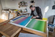 Bernard Tagwerker zeigt Papierarbeiten, die er aus seinem Kunst-am-Bau-Projekt für die Schulanlage Botsberg in Flawil 1999 entwickelt hat. (Bild: Hanspeter Schiess, 28.11.2018)