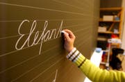 Viele Kinder haben mit der Rechtschreibung zu kämpfen – welche Methode ist die richtige, um den Primarschülern gerecht zu werden? (Bild: Nana Do Carmo)