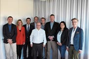 Die Hauptprotagonisten: Patrick Kessler, Katrin Alder (Parteileitung), Andrea Caroni (Tagespräsident), Patrick Langenauer, Jan Keim (beide Vorstand), Thomas Stahr (Vorstand und Kandidat), Monika Gessler, Gallus Pfister (beide Kandidierende) sowie Jörg Lutz (vorne, Präsident). (Bild: CAL)