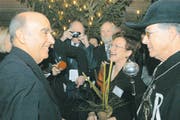 Schulterklopfen, Küsschen hier, Küsschen da: Merz nimmt Gratulationen entgegen. (Bild: KEY)