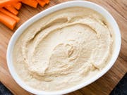 Alle Hipster lieben Hummus: nun steigt auch die M-Industrie gross ins Kichererbesen-Business ein (Symbolbild). (Bild: KEYSTONE/AP America's Test Kitchen/DANIEL J. VAN ACKERE)
