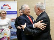 Das Freihandelsabkommen mit Indonesien bleibt der letzte grosse diplomatische Erfolg von Wirtschaftsminister Johann-Schneider Ammann vor seinem Rücktritt, hier in freudiger Umarmung mit dem Indonesischen Handelsminister Enggartiasto Lukita. (Bild: KEYSTONE/SALVATORE DI NOLFI)