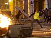 Der französische Präsident Emmanuel Macron will den «Gelbwesten» mit einem Massnahmenpaket entgegenkommen. Am Wochenende hatte es bei Protesten grosse Sachschäden gegeben. (Foto: Claude Paris/AP) (Bild: KEYSTONE/AP/CLAUDE PARIS)