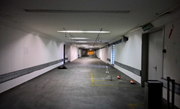 In diesem ungenutzten Teil des Posttunnels unterhalb des Bahnhofs Luzern sollen 800 neue Velo-Abstellplätze entstehen. (Bild: PD)