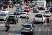 Dichter Verkehr auf der Luzerner Seebrücke. Bypass und Spange Nord sollen die Innenstadt entlasten. (Bild Alexandra Wey/Keystone)