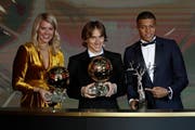 Fussballerin Ada Hegerberg, Fussballer Luka Modric und Kylian Mbappe (v.l.n.r.) mit ihren Trophäen am «Ballon d'Or». (Bild: EPA/YOAN VALAT)