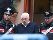 Ab hinter Gitter: Der 80-jährige neue Boss der sizilianischen Mafia Cosa Nostra nach seiner Verhaftung in Palermo. (Bild: KEYSTONE/EPA ANSA/IGOR PETYX)