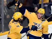 Kevin Fiala (rechts) bejubelt einen Torerfolg für Nashville (Bild: KEYSTONE/FR170793 AP/MARK ZALESKI)