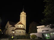 Vorher: Die Beleuchtung der Johanneskirche erhellt auch umliegende Bäume und Häuser.