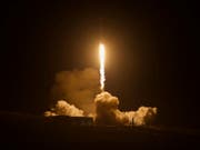 Eine SpaceX-Rakete startet von der Vandenberg-Luftwaffenbasis in Kalifornien. In einem Gewächshaus an Bord eines am Montag losgeflogenen Satelliten des Deutschen Zentrums für Luft- und Raumfahrt sollen Tomaten wachsen. (Foto: Matt Hartman via AP) (Bild: KEYSTONE/FR171313 AP/MATT HARTMAN)