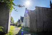 Der umstrittene Erweiterungsbau war zwischen der nördlichen Klostermauer und den Klausen von 1983 geplant. (Bild: Andrea Stalder)
