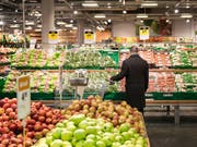 Die Konsumentenpreise sind im November leicht gesunken: ein Mann geht bei Coop shoppen (Symbolbild). (Bild: KEYSTONE/CHRISTIAN BEUTLER)