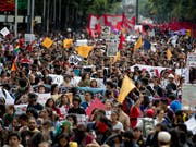 Demonstranten verlangen die Aufklärung des Verschwindens von 43 jungen Studenten des Lehrerseminars in Ayotzinapapa. Der neue mexikanische Präsident Andres Manuel Lopez Obrador hat nun eine Untersuchungskommission eingerichtet. (Foto:Eduardo Verdugo/AP) (Bild: KEYSTONE/AP/EDUARDO VERDUGO)