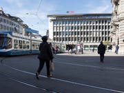 Die Löhne bei der UBS gehen 2019 leicht nach oben (Archivbild). (Bild: KEYSTONE/GAETAN BALLY)