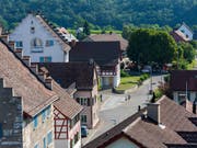 In der Zürcher Gemeinde Rheinau sieht es nicht gut aus für den Versuch mit dem bedingungslosen Grundeinkommen: Bis zur Geld-Sammel-Deadline kamen lediglich rund 150'000 Franken zusammen, angestrebt wurden 6,1 Millionen Franken. (Bild: KEYSTONE/CHRISTIAN BEUTLER)