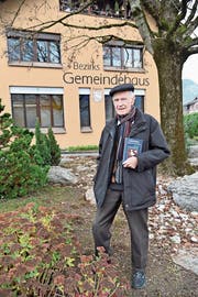Paul von Wyl vor dem früheren Bezirksgemeindehaus in seiner Heimat. (Bild: Romano Cuonz (Kägiswil, 30. November 2018))