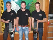 Verdankung der geleisteten Dienste mit einer Glocke an Dario Würsch (links) und Adrian Waser durch den Vizepräsident Rony Burch. Die neue Präsidentin Jasmin Küchler konnte nicht an der Versammlung teilnehmen. (Bild: Paul Küchler, 28. November 2018)
