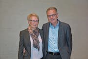 Gemeindepräsidentin Annemarie Moret mit Ueli Oswald, der seine Kandidatur angekündigt hat. (Bild: Rahel Haag)