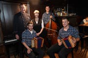 Stefan und Cornelia Imhof, die Pächter des Restaurants Adler, zusammen mit dem Schwyzerörgeliduo Herger-Kempf. (Bild: Franz Imholz, Bürglen, 2. Dezember 2018)