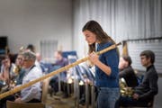 Lisa Stoll spielt am Kirchenkonzert der Otmarmusik. (Bild: Michel Canonica)