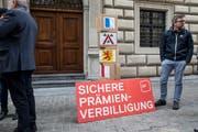 Die SP des Kantons Luzern hat im Februar vor dem Regierungsgebäude ihre Volksinitiative «Sichere Prämienverbilligung - Abbau verhindern» eingereicht. (Bild: Manuela Jans-Koch, Luzern, 2. Februar 2018)