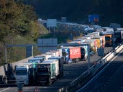 Lastwagen blockieren die Grenze zwischen Frankreich und Spanien. Lastwagenfahrer sollen in Zukunft in der ganzen EU gleiche Löhne erhalten. (Foto: Bob Edme/AP) (Bild: KEYSTONE/AP/BOB EDME)