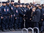 Stark unter den Druck der Strasse geraten: Frankreichs Präsident Emmanuel Macron mit Einsatzkräften gegen gewalttätige Ausschreitungen am Sonntag. (Bild: KEYSTONE/EPA/ETIENNE LAURENT)
