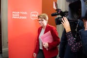 Bundesratskandidatin Viola Amherd auf dem Weg zum Hearing bei der SP-Fraktion. Bild: Anthony Anex (Bern, 4. Dezember 2018)