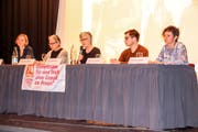 Die Podiumsteilnehmer: Uta Reutlinger (Fachstelle Häusliche Gewalt Kapo Thurgau), Ilona Swoboda (Frauenhaus Winterthur, Beratungsstelle für gewaltbetroffene Frauen Thurgau), Moderatorin Anne Varenne, Hannes Schäfer (Fachstelle Konflikt.Gewalt) und Barbara Holzer (Leiterin Selbstverteidigungskurse). (Bild: PD/Maja Bodenmann)