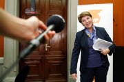 CVP-Bundesratskandidatin Viola Amherd beantwortet Fragen von Journalisten nach ihrem Hearing in der Fraktionssitzung der CVP, am Freitag, 16. November 2018 im Bundeshaus in Bern. (Bild: Keystone)