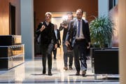 Bundesratskandidatin Karin Keller-Sutter (links) neben dem stellvertretenden Generalsekretär der FDP, Matthias Leitner, auf dem Weg zu einem Hearing im Hinblick auf die Bundesratswahl bei der BDP-Fraktion. Bild: Alessandro della Valle/Keystone (Bern, 4. Dezember 2018)