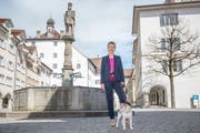 Karin Keller-Sutter mit Hund Picasso in der Altstadt von Wil (Bild: Urs Bucher)