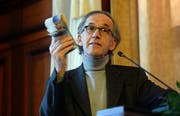 SP-Kantonsrat Peter Gubser demonstriert die Kosten des Museumsneubaus mit 185 Hunderternoten. (Bild: Nana do Carmo)