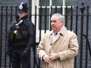 Parlament kann ihn ins Turmzimmer sperren: Der britische Generalstaatsanwalt Geoffrey Cox nach einem Kabinettstreffen in Downingstreet 10 in London. l (Bild: KEYSTONE/EPA/FACUNDO ARRIZABALAGA)